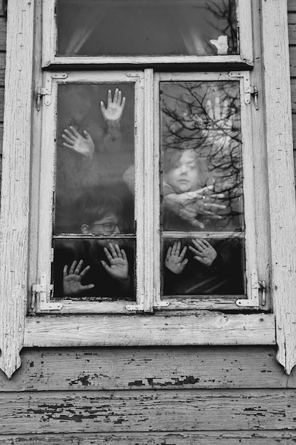 Foto niedrigwinkelansicht von freunden durch ein fenster