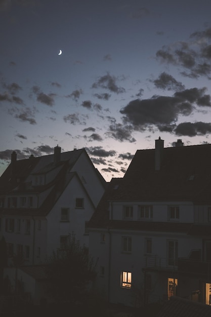 Foto niedrigwinkelansicht von gebäuden gegen den himmel in der dämmerung