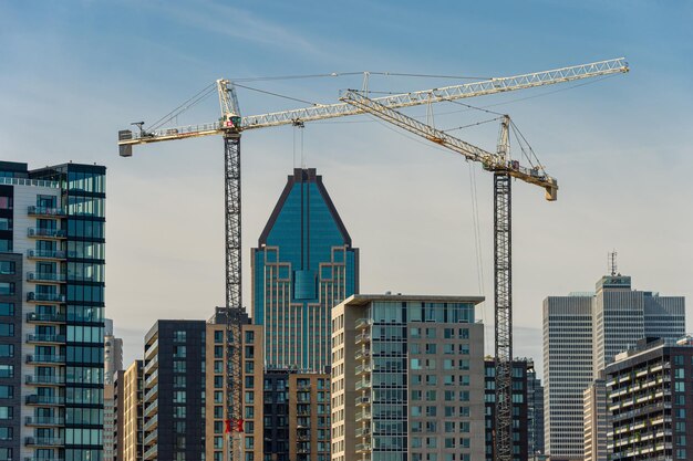 Niedrigwinkelansicht von Gebäuden gegen den Himmel in der Stadt