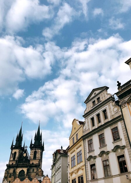 Niedrigwinkelansicht von Gebäuden gegen den Himmel