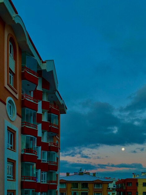 Niedrigwinkelansicht von Gebäuden in der Stadt gegen den Himmel