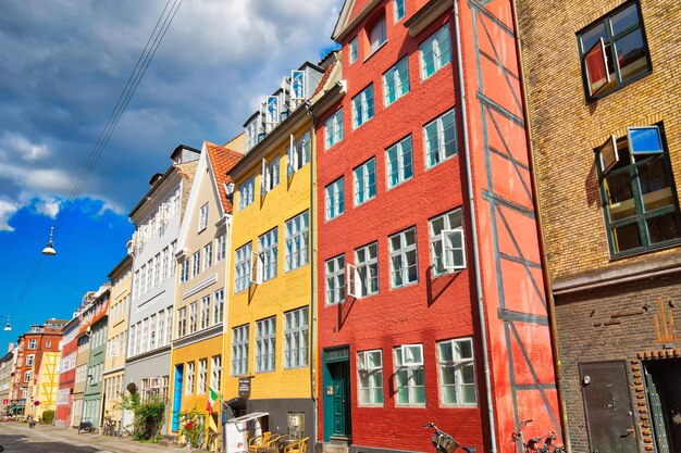 Niedrigwinkelansicht von Gebäuden in der Stadt gegen den Himmel