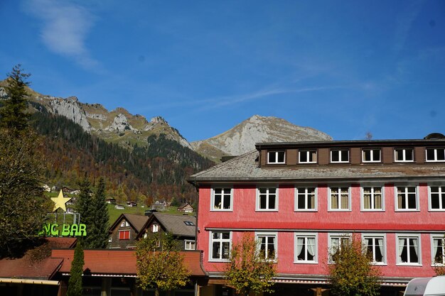 Foto niedrigwinkelansicht von gebäuden und bergen vor blauem himmel