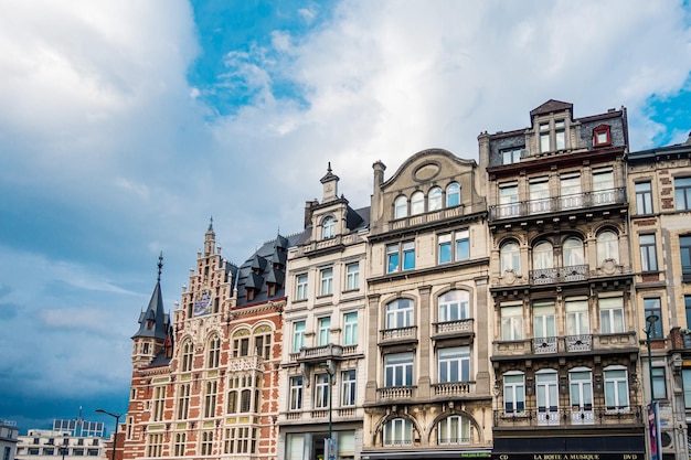 Foto niedrigwinkelansicht von gebäuden vor bewölktem himmel