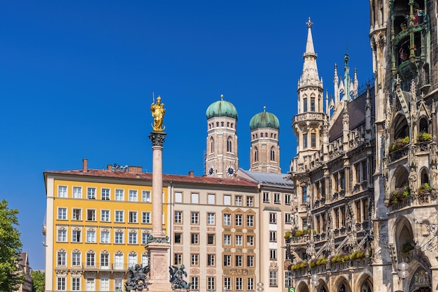 Foto niedrigwinkelansicht von gebäuden vor blauem himmel