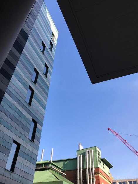 Foto niedrigwinkelansicht von gebäuden vor klarem blauen himmel