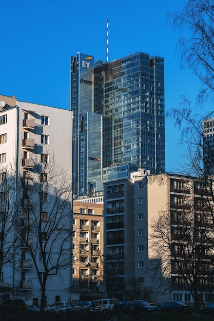 Foto niedrigwinkelansicht von gebäuden vor klarem blauen himmel