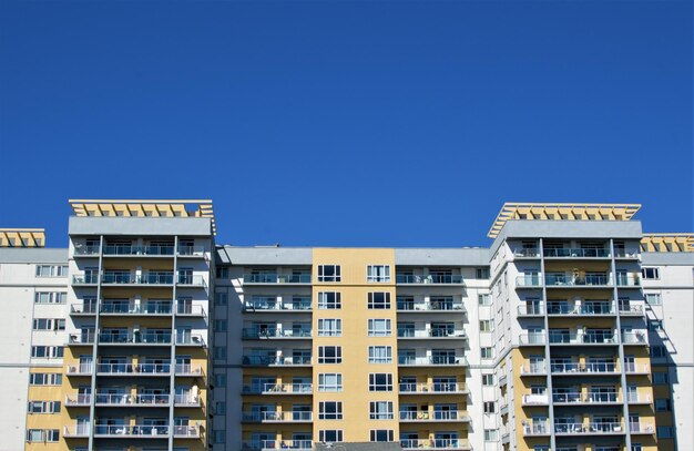 Niedrigwinkelansicht von Gebäuden vor klarem blauen Himmel