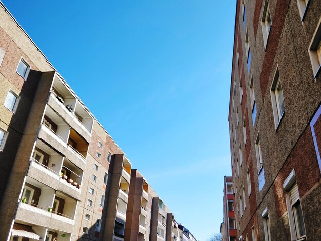 Niedrigwinkelansicht von Gebäuden vor klarem blauen Himmel