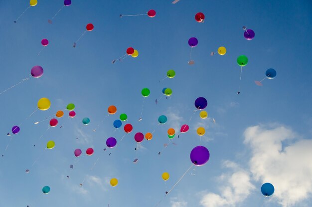 Foto niedrigwinkelansicht von gegen den himmel fliegenden ballons