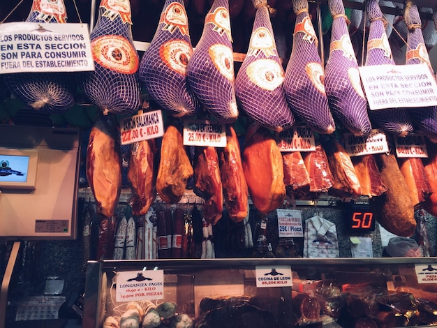 Foto niedrigwinkelansicht von getrocknetem fleisch, das im laden zum verkauf gehängt wird