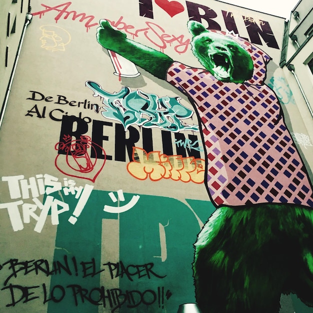 Niedrigwinkelansicht von Graffiti an der Wand