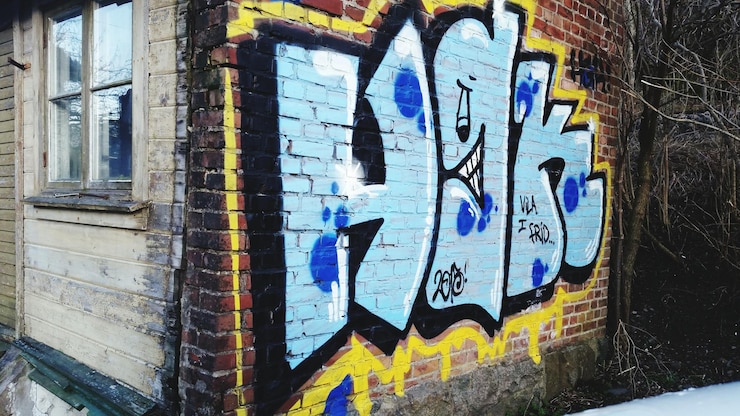 Foto niedrigwinkelansicht von graffiti an der wand