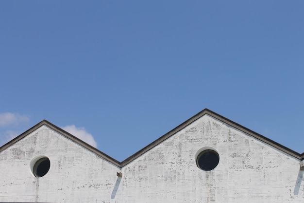 Niedrigwinkelansicht von Häusern gegen den Himmel