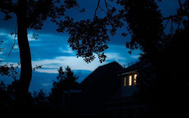 Foto niedrigwinkelansicht von häusern gegen den himmel