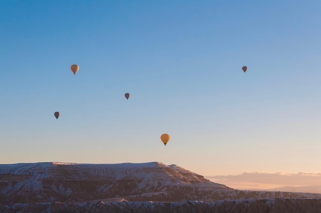 Niedrigwinkelansicht von Heißluftballons, die am Himmel fliegen