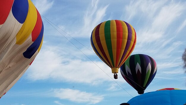 Niedrigwinkelansicht von Heißluftballons gegen den Himmel