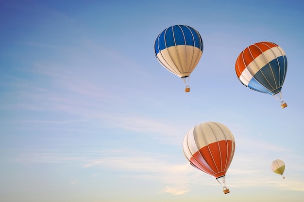 Niedrigwinkelansicht von Heißluftballons gegen den Himmel
