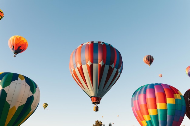 Niedrigwinkelansicht von Heißluftballons vor klarem Himmel