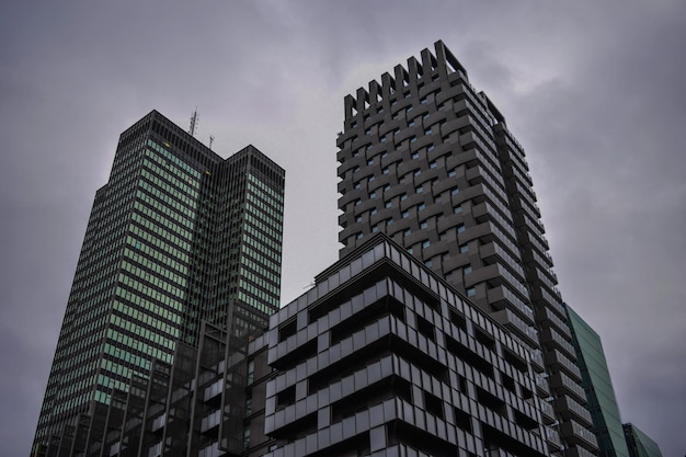 Foto niedrigwinkelansicht von hohen gebäuden gegen den himmel