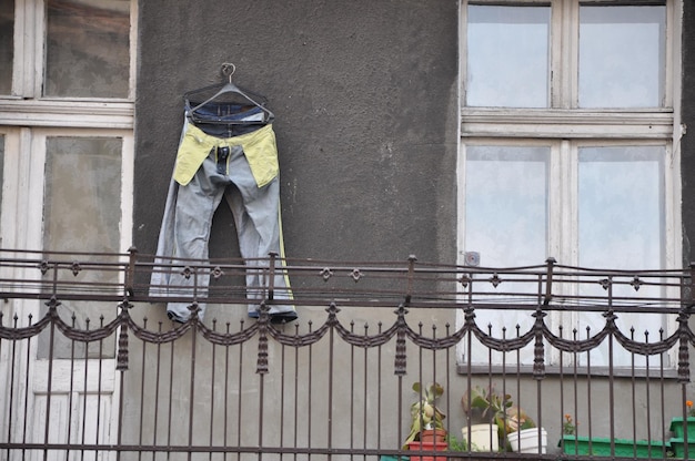 Foto niedrigwinkelansicht von jeans, die an der wand auf dem balkon hängen