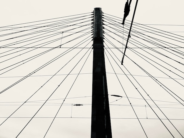 Foto niedrigwinkelansicht von kabeln gegen den himmel