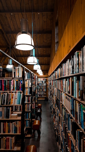 Foto niedrigwinkelansicht von leuten in der bibliothek