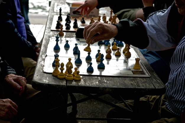 Foto niedrigwinkelansicht von männern, die auf dem tisch spielen