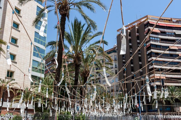 Foto niedrigwinkelansicht von palmen und gebäuden gegen den himmel