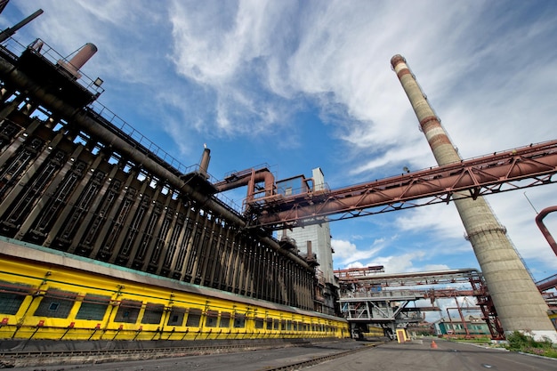 Niedrigwinkelansicht von Rauchstapel gegen den Himmel in der Fabrik