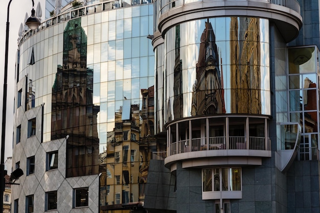 Niedrigwinkelansicht von Reflexionen auf modernen Gebäuden