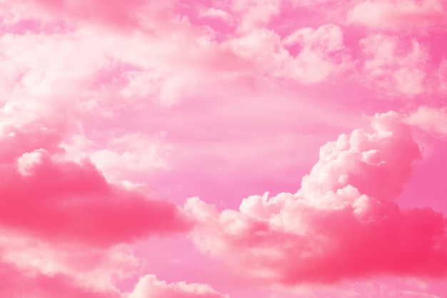 Niedrigwinkelansicht von rosa Wolken am Himmel