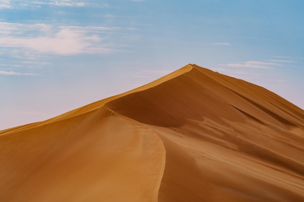 Niedrigwinkelansicht von Sanddünen gegen den Himmel
