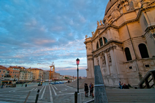 Niedrigwinkelansicht von Santa Maria della Salute gegen einen bewölkten Himmel