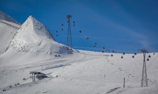 Foto niedrigwinkelansicht von schnee auf dem berg gegen den himmel