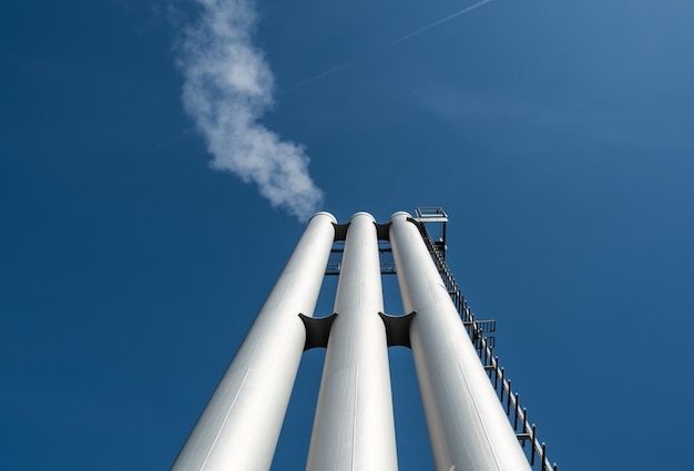 Niedrigwinkelansicht von Schornsteinen vor blauem Himmel