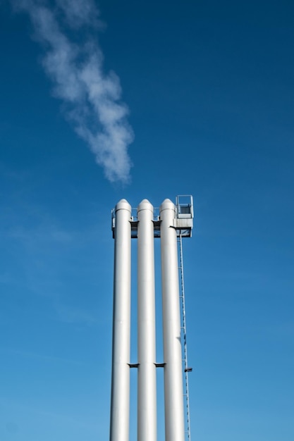 Niedrigwinkelansicht von Schornsteinen vor blauem Himmel