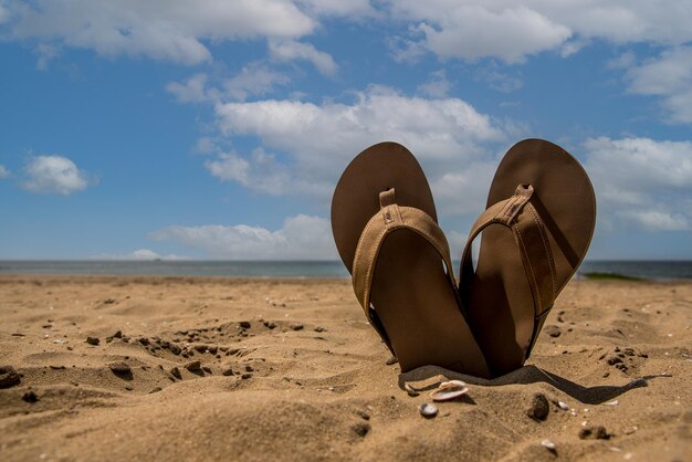 Foto niedrigwinkelansicht von schuhen am strand gegen den himmel.