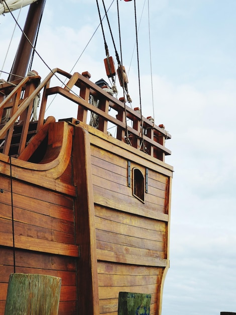 Niedrigwinkelansicht von Segelbooten, die im Meer vor dem Himmel festgemacht sind