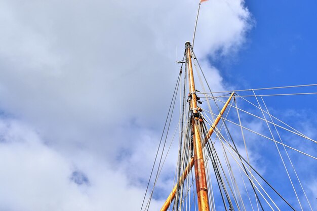 Foto niedrigwinkelansicht von segelbooten gegen den himmel