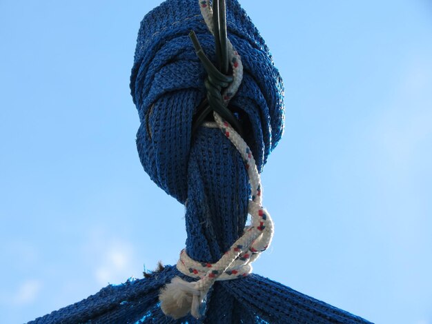 Foto niedrigwinkelansicht von seil, das gegen den blauen himmel gebunden ist