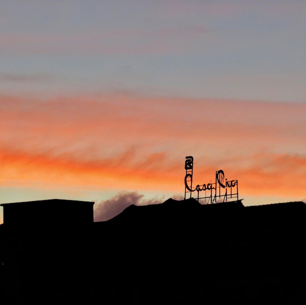 Foto niedrigwinkelansicht von silhouette-gebäuden gegen den himmel bei sonnenuntergang