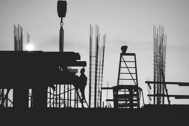 Foto niedrigwinkelansicht von silhouettenkränen gegen den himmel