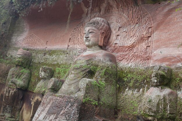 Foto niedrigwinkelansicht von statuen an der wand