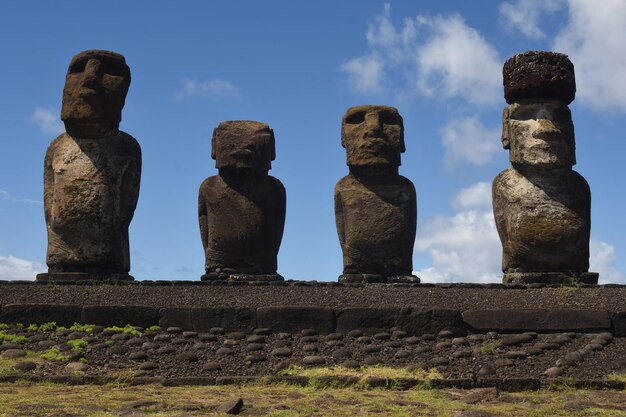 Foto niedrigwinkelansicht von statuen gegen den himmel