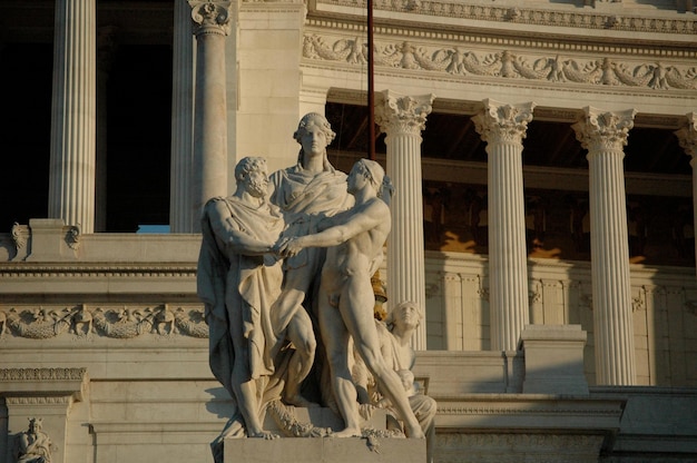 Foto niedrigwinkelansicht von statuen gegen ein historisches gebäude