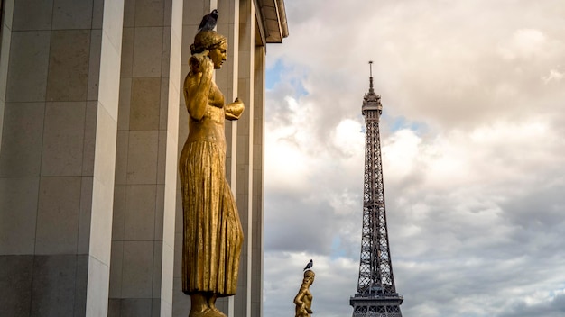 Niedrigwinkelansicht von Statuen mit dem Eiffelturm im Hintergrund