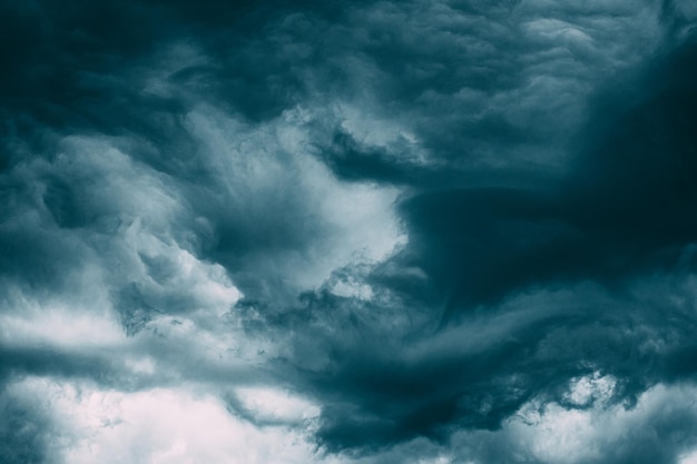 Niedrigwinkelansicht von Sturmwolken am Himmel
