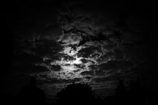 Foto niedrigwinkelansicht von sturmwolken am himmel