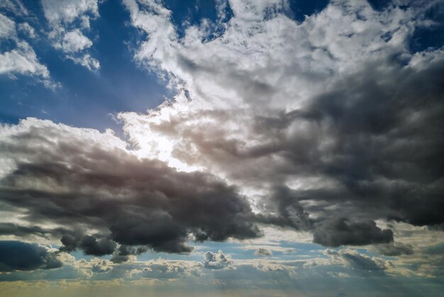 Niedrigwinkelansicht von Sturmwolken am Himmel